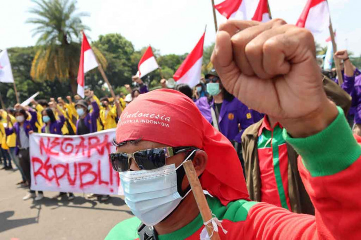 Pihaknya meminta Mahkamah Konstitusi (MK) mencabut dan membatalkan UU Cipta Kerja khususnya terkait ketenagakerjaan. Menurut dia, aturan tersebut memberikan kerugian kepada buruh karena menjadi outsourcing seumur hidup atau tanpa batas.