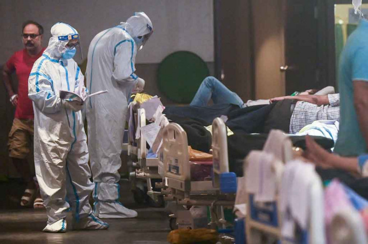 India melaporkan peningkatan kasus covid-19 harian sebanyak 401.993 kasus virus corona jenis baru pada Sabtu, 1 Mei 2021, saat negara tersebut membuka program vaksinasi besar-besaran untuk orang dewasa, meski sejumlah negara bagian telah mewanti-wanti akan adanya kekurangan vaksin akut.