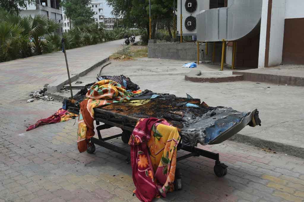 Penyelidikan primer mengungkapkan bahwa kebakaran itu terjadi karena korsleting di ICU rumah sakit.