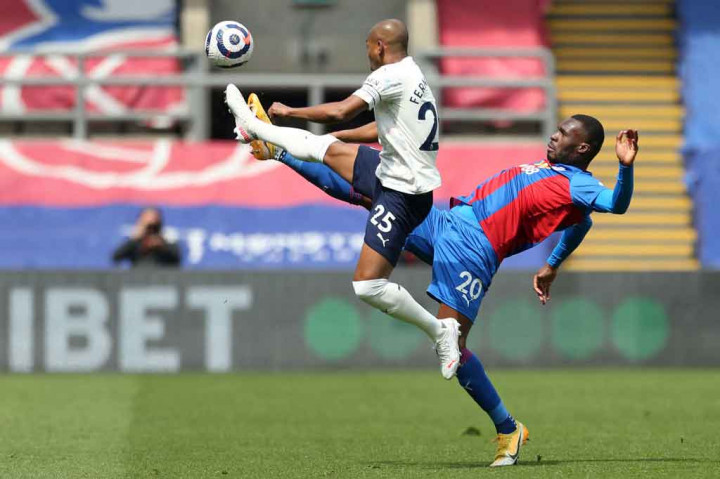 Babak pertama Palace vs City berakhir imbang tanpa gol, tapi tuan rumah sempat mengancam pada menit ke-28 ketika Christian Benteke melepaskan tembakan ke area tiang dekat. Sayangnya bola masih bisa ditepis oleh kiper Ederson Moraes.
