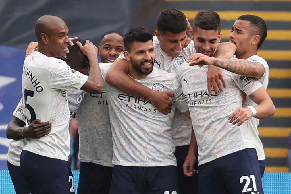 Gol Aguero ke gawang tuan rumah disambut gembira rekan-rekan setimnya.