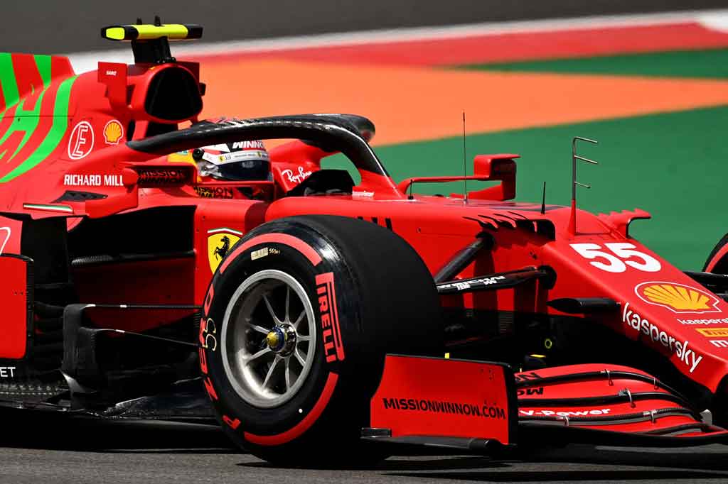 Carlos Sainz membawa Ferrari menempati P5 setelah mengalahkan pembalap tim Alpine Esteban Ocon.