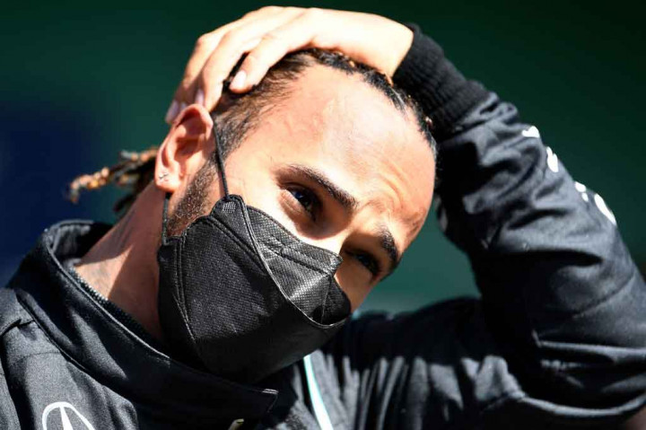 Sementara Hamilton memulai start dari posisi kedua dengan catatan waktu 1:18,355.