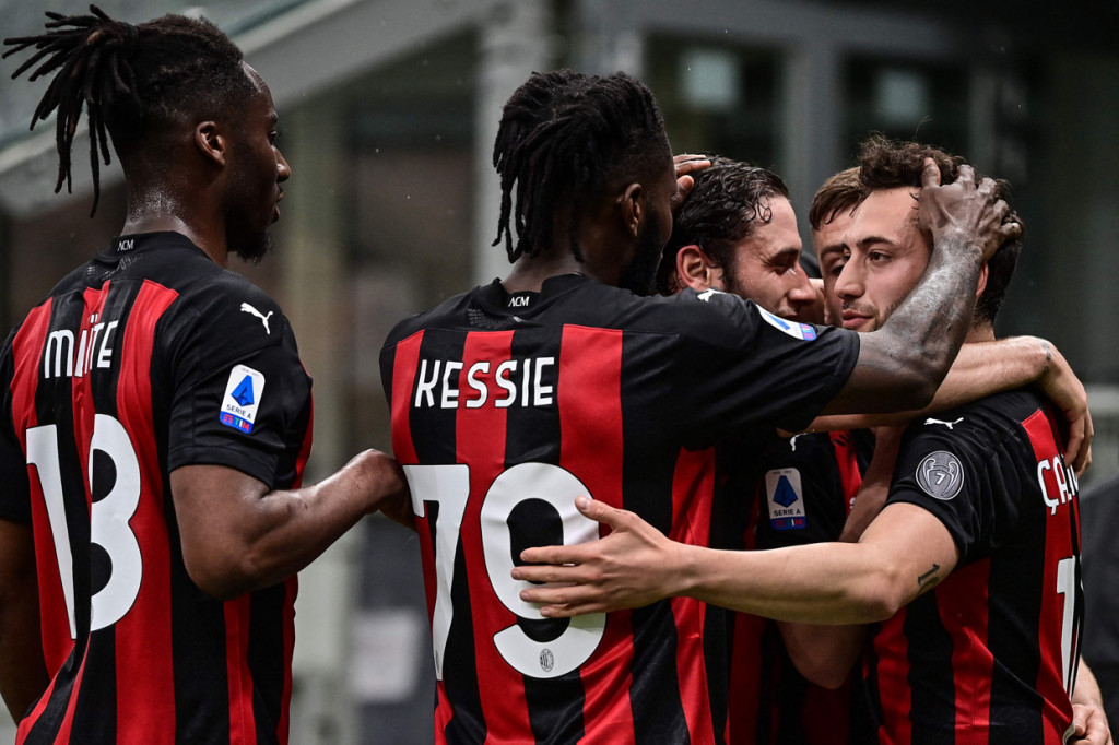 Pemain asal Turki itu mampu memaksimalkan bola umpan Alexis Saelemaekers ke kotak penalti menjadi gol lewat tembakannya. Milan memimpin 1-0.