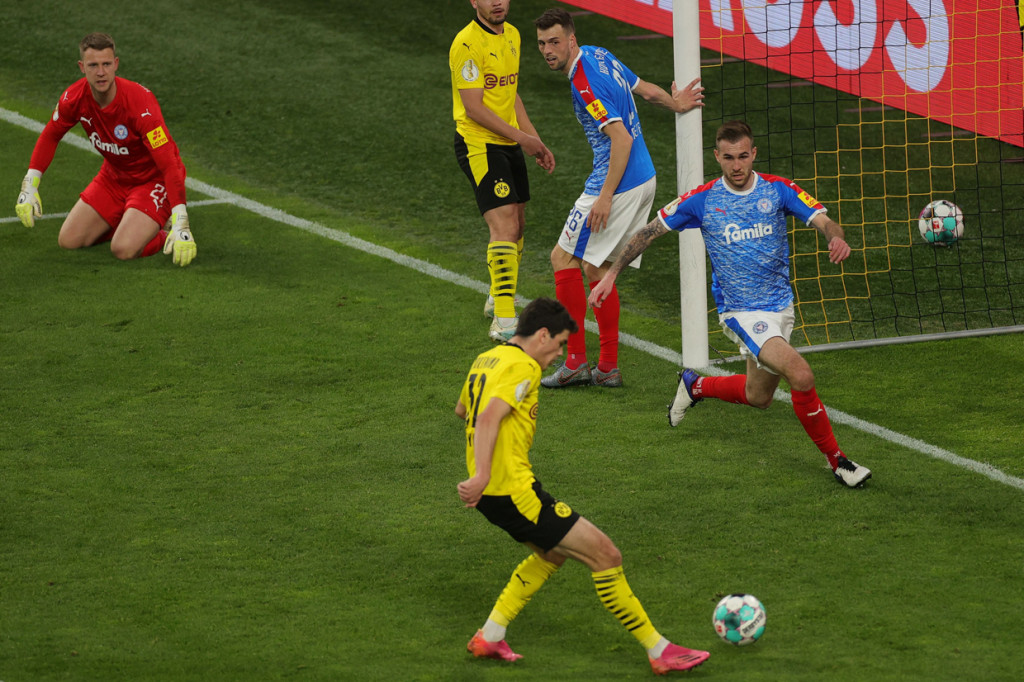 Gol kedua Dortmund kemudian lahir enam menit berselang. Reyna lagi-lagi mencatatkan namanya di papan skor, setelah bisa memaksimalkan bola muntah tendangan Raphael Guerreiro.