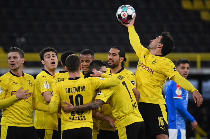 Dan gol kelima Dortmund lahir di menit ke-41. Jude Bellingham mencetak gol ke gawang Holstein Kiel setelah dimanjakan umpan Jadon Sancho. Dortmund menutup babak pertama dengan keunggulan 5-0.
