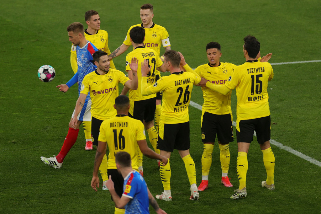 Hingga laga bubar, skor 5-0 bertahan. Dortmund pun maju ke final, menyingkirkan Holstein Kiel.