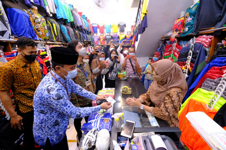Wali Kota Surakarta Gibran Rakabuming Raka didampingi Camat Pasar Kliwon Ari Dwi Daryanto mengembalikan uang pungli zakat yang dilakukan oleh oknum Lurah Gajahan Suparno melalui petugas Linmas.