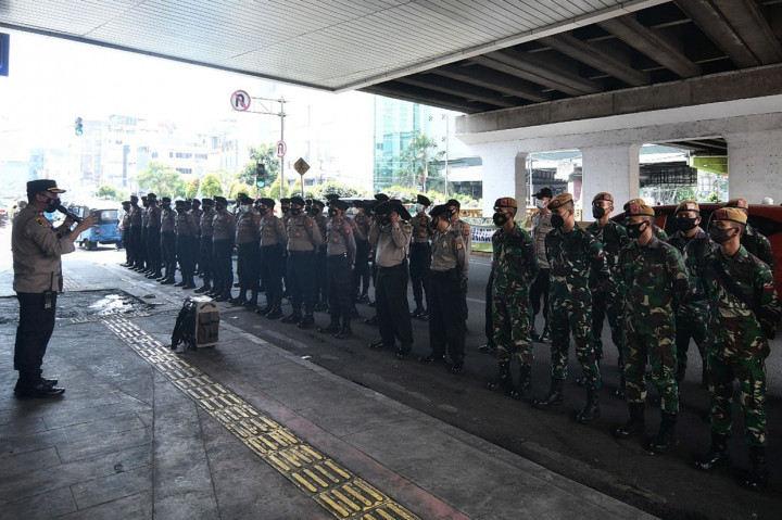 Sejumlah aparat gabungan dari TNI dan POLRI berjaga di Kawasan Pasar Tanah Abang Blok A, Jakarta, Minggu, 2 Mei 2021.
