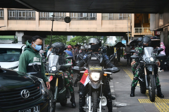 Polda Metro Jaya bersama TNI telah mendirikan posko pengamanan untuk mengantisipasi terjadinya kerumunan masyarakat di Pusat Grosir Pasar Tanah Abang.