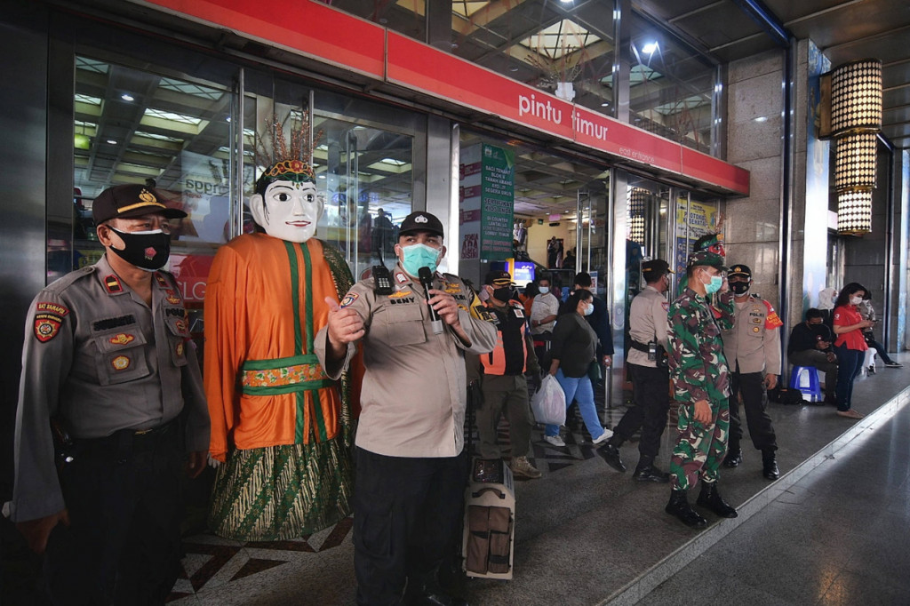Kabid Humas Polda Metro Jaya Kombes Yusri Yunus mengatakan langkah terakhir yang diambil petugas untuk mencegah terjadinya kerumunan di lokasi adalah dengan memprioritaskan masyarakat pembeli dengan kuota grosiran di lokasi tersebut.