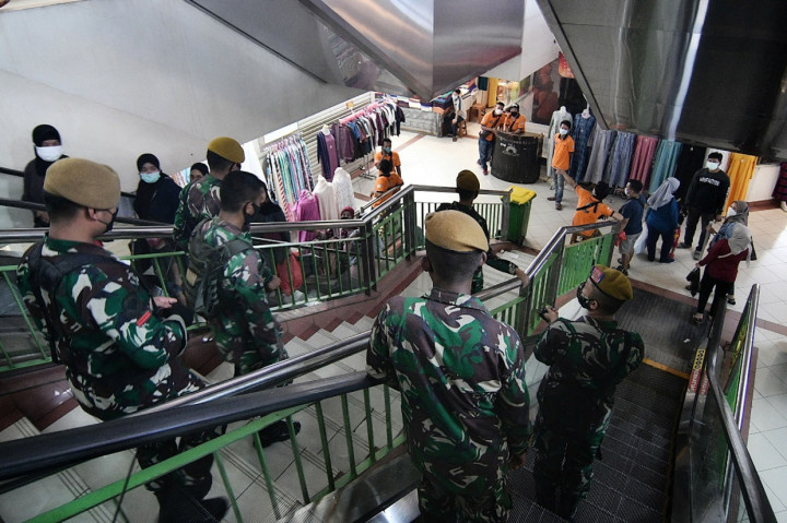 Yusri pun meminta masyarakat yang berbelanja di Pasar Tanah Abang untuk tetap mentaati protokol kesehatan. Dia menyebut perputaran roda ekonomi di lokasi dan penerapan protokol kesehatan harus tetap berjalan seiringan.