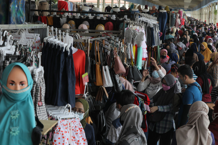 Pengunjung memadati Sky Bridge Pasar Tanah Abang, Jakarta Pusat, Minggu, 2 Mei 2021. 