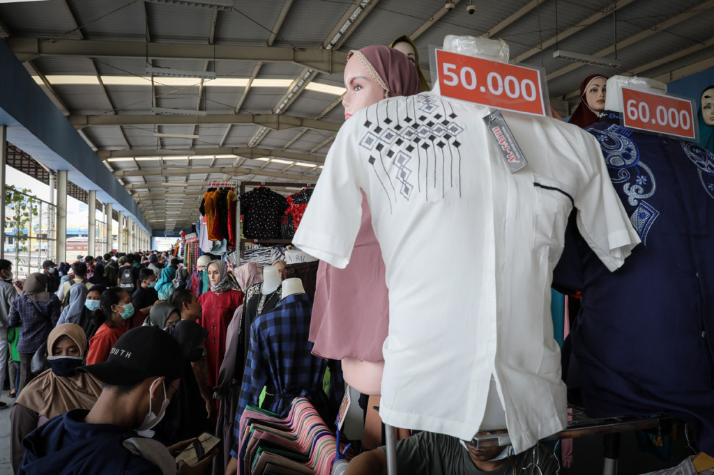 Para pengunjung yang memadati Pasar Tanah Abang tersebut uituk berbelanja kebutuhan lebaran Idul Fitri 1442 H, bahkan rela berdesak-desakan tanpa memedulikan aturan jaga jarak di masa pandemi Covid-19 yang belum usai.