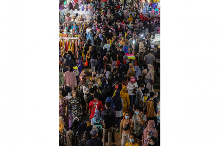 Pengunjung memadati Sky Bridge Pasar Tanah Abang, Jakarta Pusat.