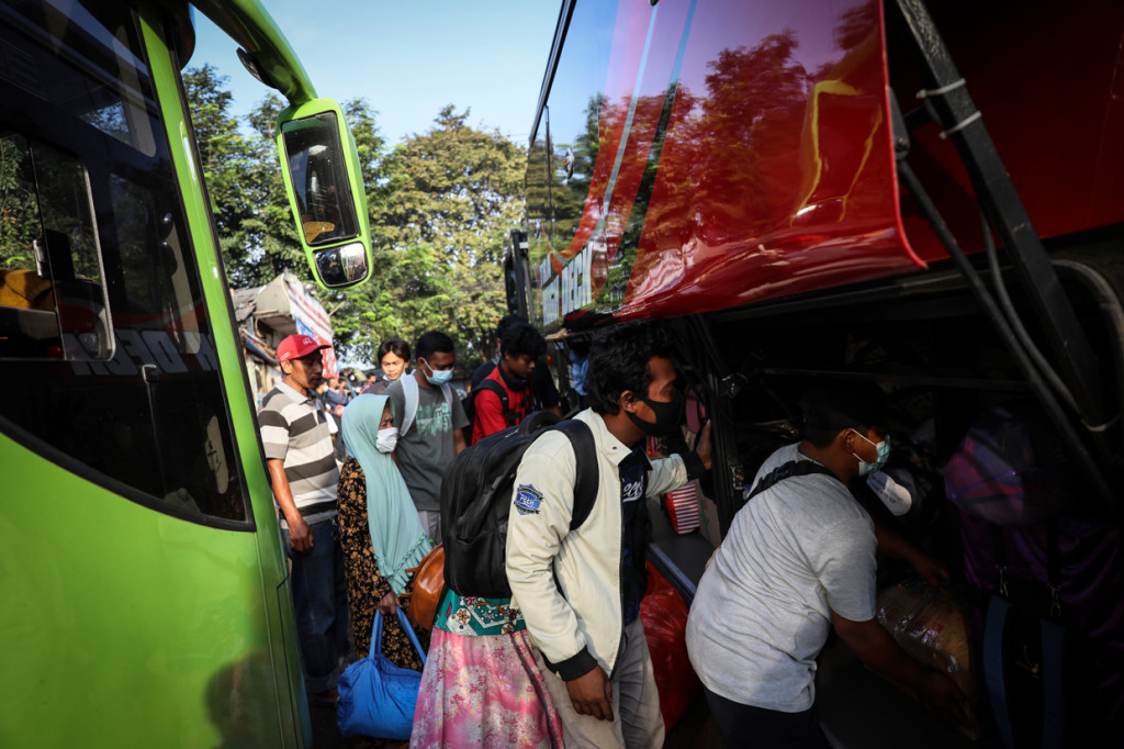 Pemudik menaiki bus tujuan Jawa Tengah-Jawa Timur yang akan mengangkut mereka di Terminal Ciledug, Kota Tangerang, Banten.