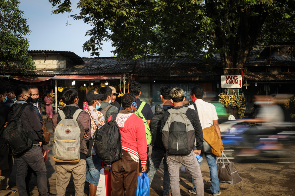 Pemudik menunggu bus tujuan Jawa Tengah-Jawa Timur yang akan mengangkut mereka di Terminal Ciledug, Kota Tangerang, Banten.
