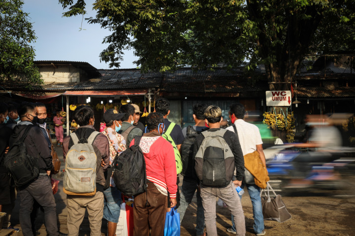 Pemudik menunggu bus tujuan Jawa Tengah-Jawa Timur yang akan mengangkut mereka di Terminal Ciledug, Kota Tangerang, Banten.