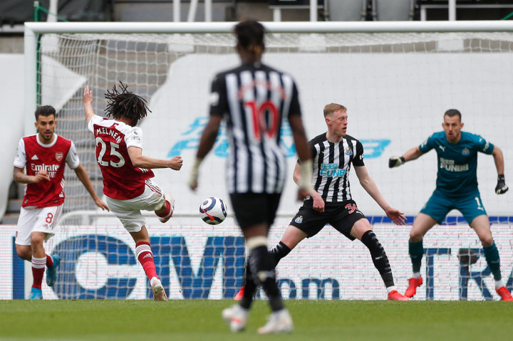 Arsenal langsung unggul cepat pada menit keenam lewat tendangan Mohamed Elneny yang memanfaatkan assist Hector Bellerin dari sisi kanan.
