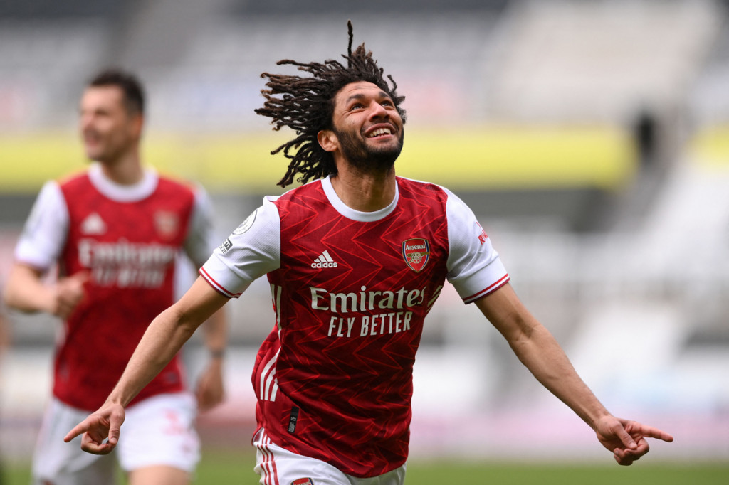 Mohamed Elneny melakukan selebrasi usai mencetak gol ke gawang Newcastle.