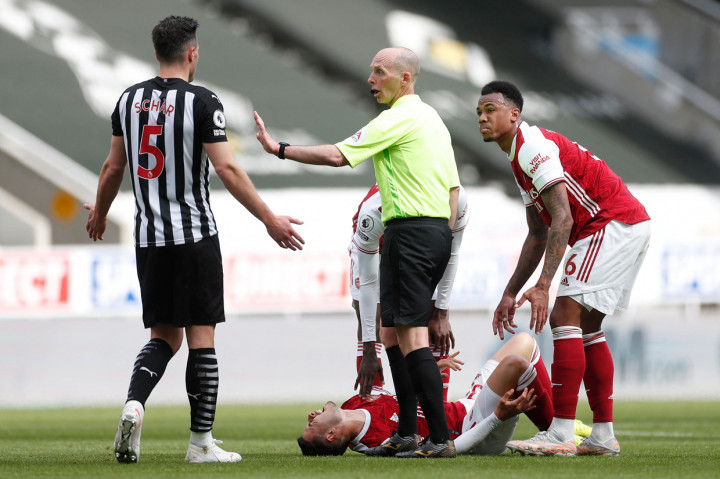 Bek asal Swiss itu mendapat kartu merah langsung setelah melanggar Martinelli.