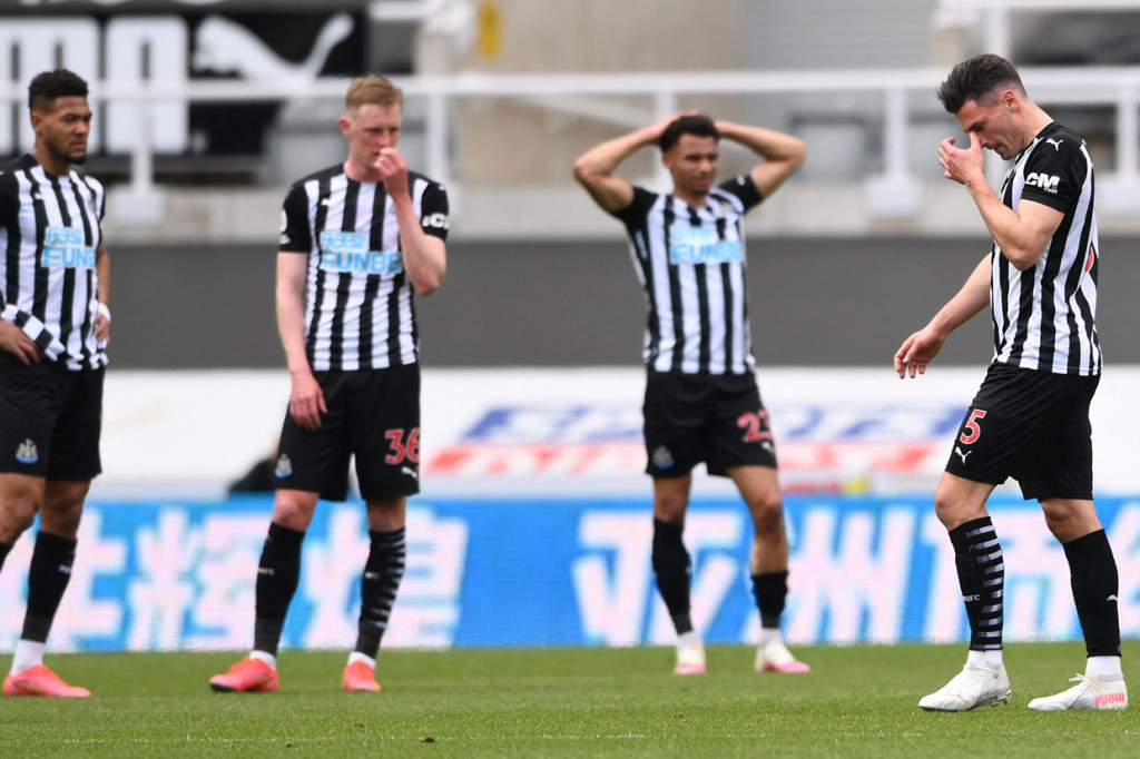 Newcastle semakin merana setelah Fabian Schar diusir wasit jelang bubaran. 