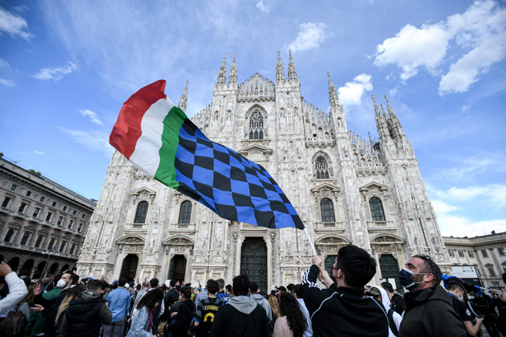 Suporter terkonsentrasi di beberapa titik, salah satunya di depan gereja Katedral Milan (Duomo).