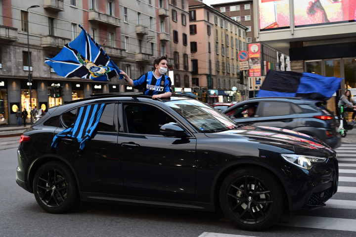 Beberapa di antara mereka juga naik ke atap mobil, larut dalam euforia perayaan gelar.