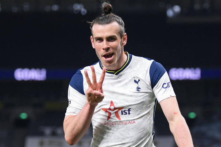 Gareth Bale melakukan selebrasi usai mencetak gol ke gawang Sheffield United.