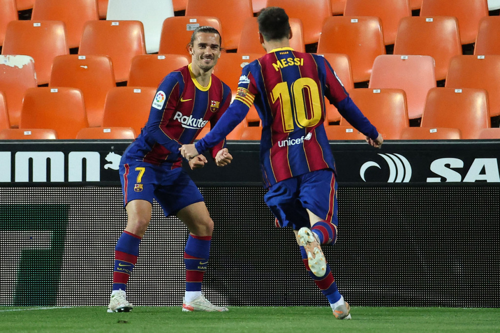 Namun gol Messi (57', 69') dan Antoine Griezmann membawa Barcelona melesat dengan skor 3-1.