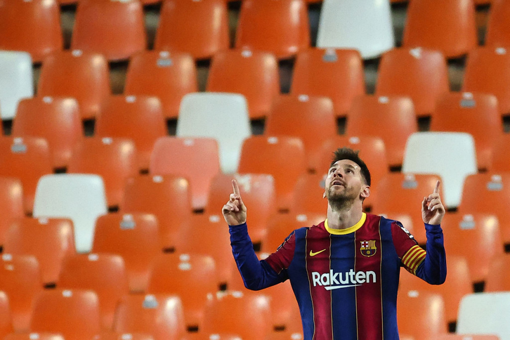 Lionel Messi melakukan selebrasi usai mencetak gol ke gawang Valencia.
