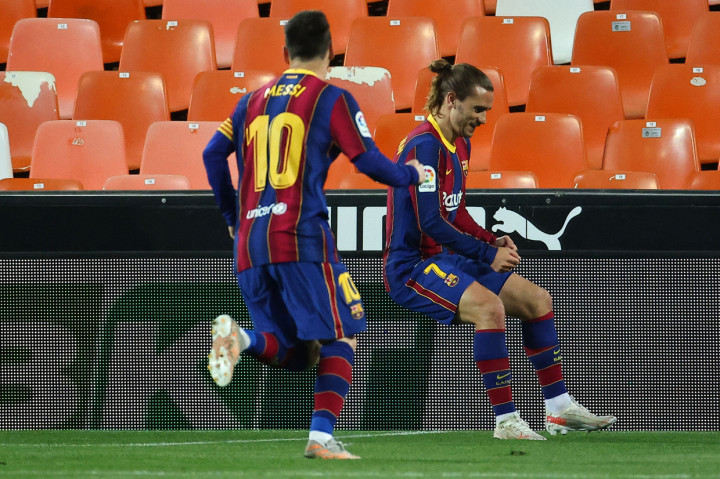 Antoine Griezmann melakukan selebrasi usai mencetak gol ke gawang Valencia.