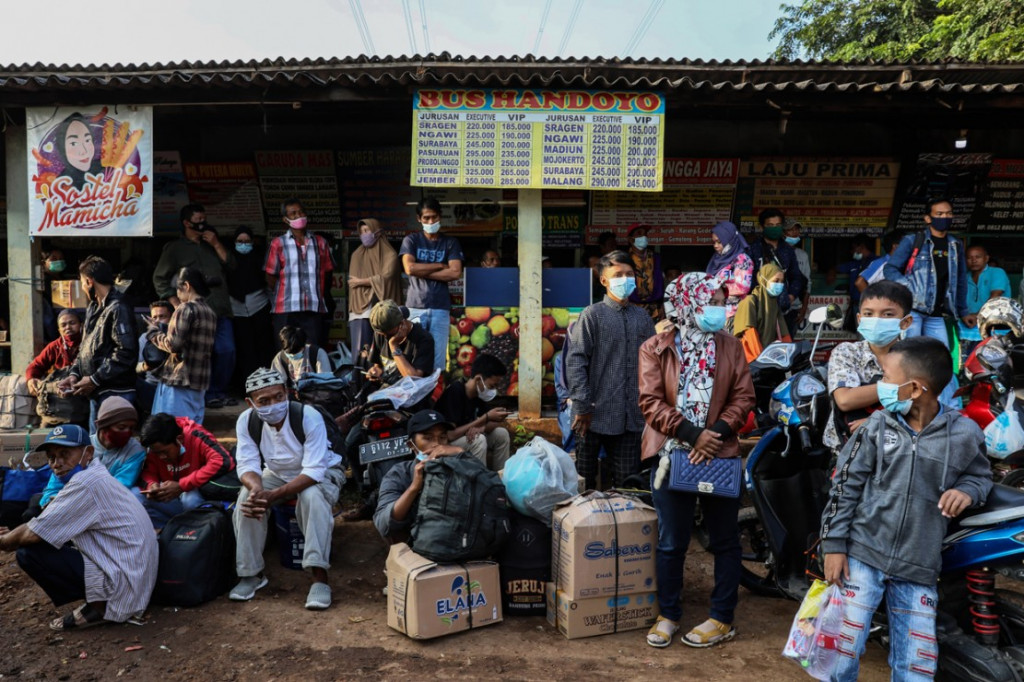 Pemudik menunggu bus tujuan Jawa Tengah-Jawa Timur yang akan mengangkut mereka di Terminal Ciledug, Kota Tangerang, Banten, Minggu, 2 Mei 2021. 