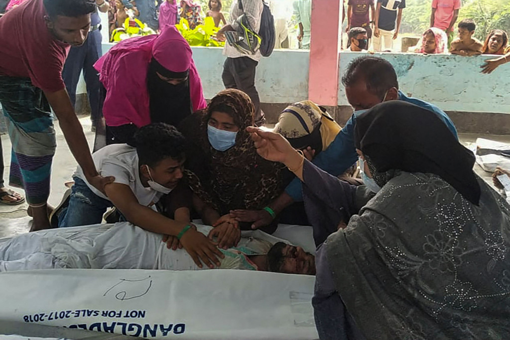 Sedikitnya 26 orang meninggal ketika sebuah speedboat yang dipenuhi penumpang, bertabrakan dengan kapal pengangkut pasir di Bangladesh.