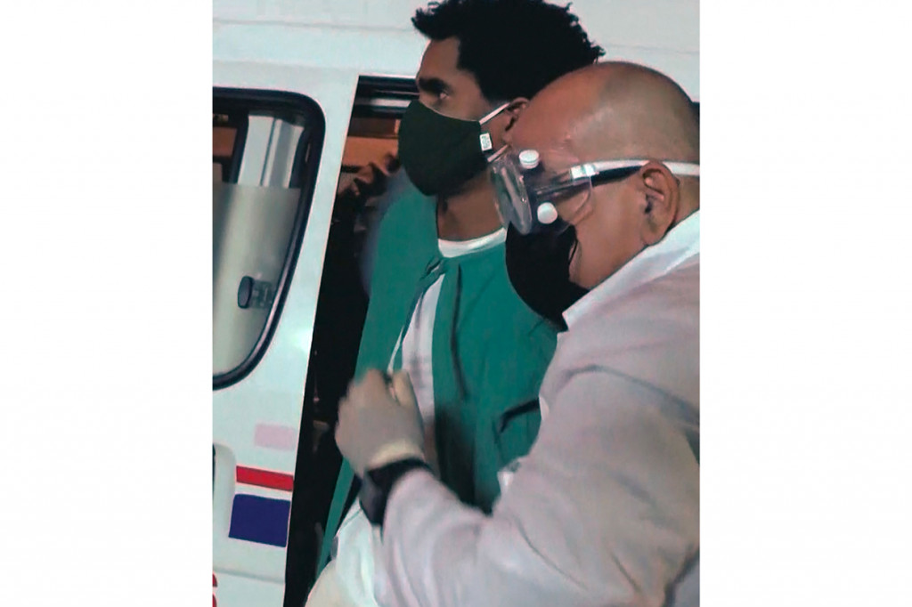 Seniman pembangkang Kuba Luis Manuel Otero Alcantara (kiri) dibawa oleh petugas medis ke Rumah Sakit Calixto Garcia di Havana pada 2 Mei 2021, pada hari kedelapan aksi mogok makan untuk memprotes melawan pihak berwenang yang menyita seninya.