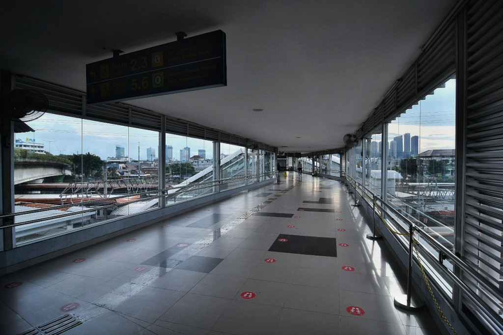 Suasana kosong Stasiun Tanah Abang, Jakarta, Senin, 3 Mei 2021.
