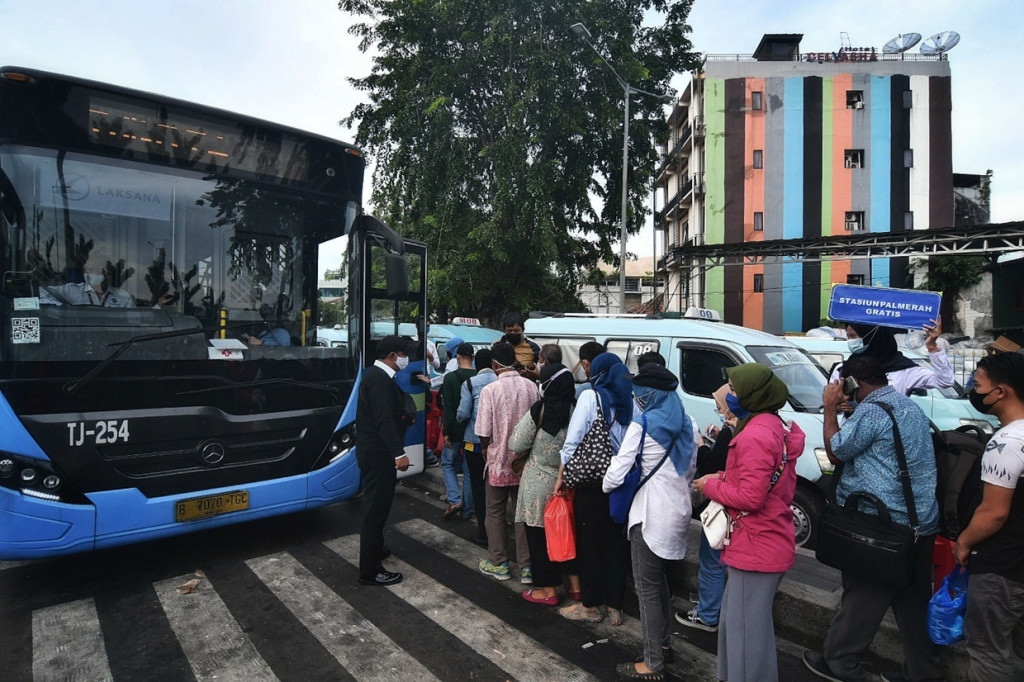 Pemprov DKI Jakarta menyiapkan 20 bus gratis untuk mengangkut calon penumpang KRL dari Stasiun Tanah Abang ke stasiun lain. Bus gratis itu disiapkan karena Stasiun Tanah Abang ditutup sementara.