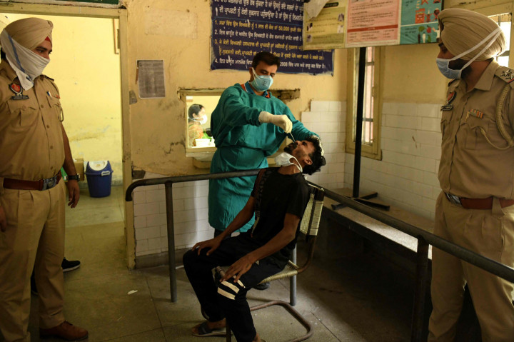 Perkiraan ini muncul setelah Kementerian Kesehatan India melaporkan 368.147 kasus Covid-19 dalam 24 jam belakangan. Dengan penambahan ini, total kasus Covid-19 di India mencapai 19,93 juta.