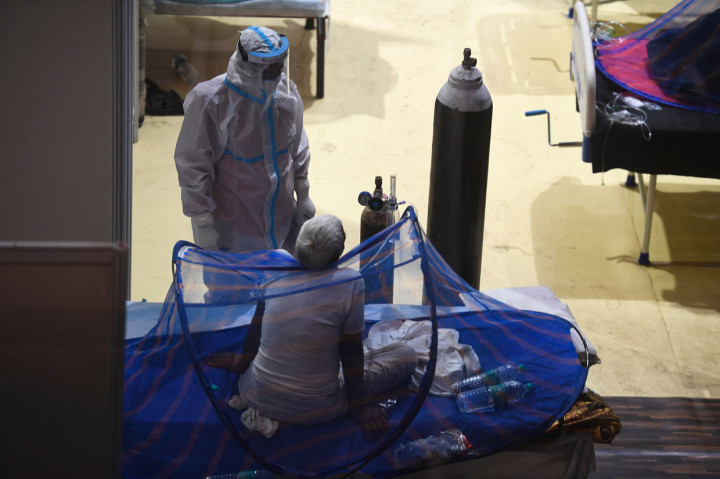 Rumah sakit di India kewalahan melayani pasien yang terus berdatangan. Banyak pasien akhirnya dirawat di luar rumah sakit atau terpaksa pulang.