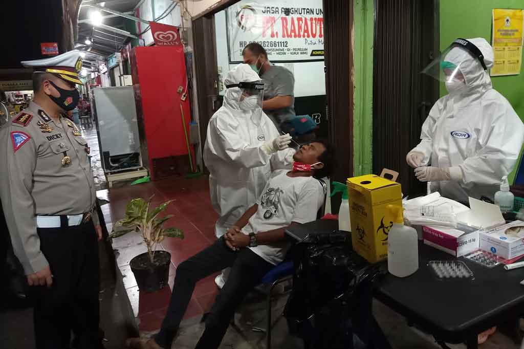 Sejumlah calon penumpang bus umum mengikuti tes antigen saat keberangkatan mudik awal di Terminal Batoh, Banda Aceh, Aceh, Senin, 3 Mei 2021 malam. 