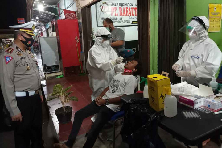 Sejumlah calon penumpang bus umum mengikuti tes antigen saat keberangkatan mudik awal di Terminal Batoh, Banda Aceh, Aceh, Senin, 3 Mei 2021 malam. 