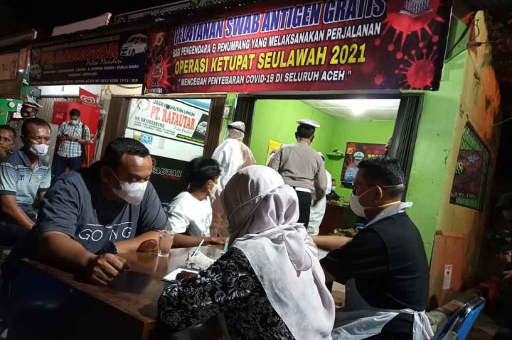 Direktorat lalu lintas (Ditlantas) Polda Aceh melakukan tes antigen gratis bagi para sopir bus dan penumpang yang akan melakukan perjalanan ke Kabupaten/kota di Provinsi Aceh. Hal tersebut dilakukan guna mengantisipasi penyebaran virus covid-19 di Provinsi Serambi Mekah tersebut.