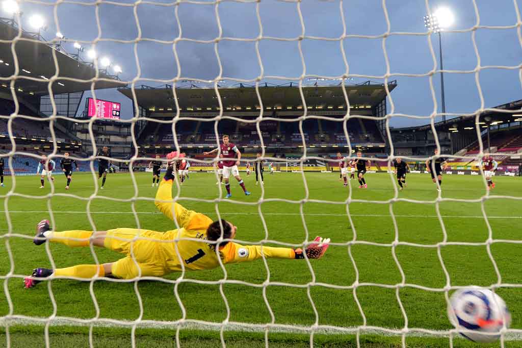 West Ham tertinggal lebih dulu pada menit ke-19 ketika Chris Wood mengkonversi tendangan penalti, setelah ia dijatuhkan Tomas Soucek di dalam area terlarang.