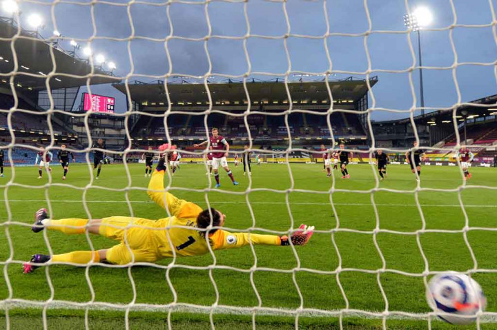 West Ham tertinggal lebih dulu pada menit ke-19 ketika Chris Wood mengkonversi tendangan penalti, setelah ia dijatuhkan Tomas Soucek di dalam area terlarang.