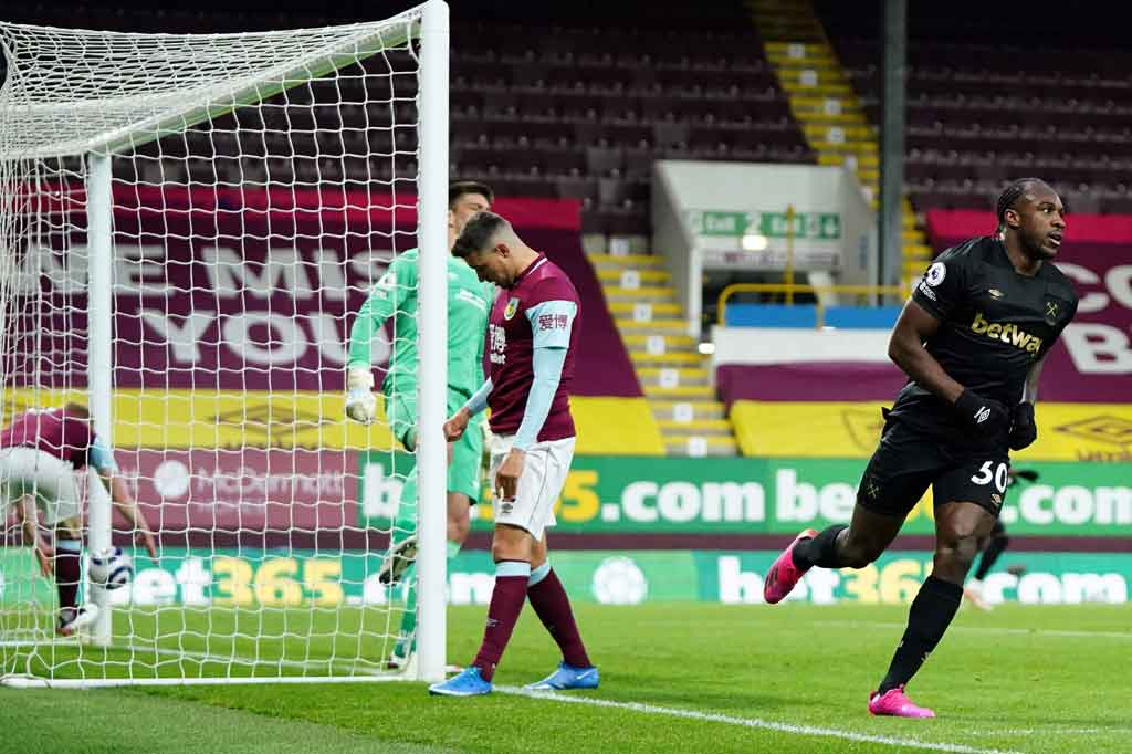 Namun keunggulan Burnley tidak bertahan lama, sebab dua menit kemudian Michail Antonio yang berdiri relatif tanpa kawalan, dengan dingin menyelesaikan umpan silang Vladimir Coufal untuk menaklukkan kiper Nick Pope. Skor berubah menjadi sama kuat 1-1.