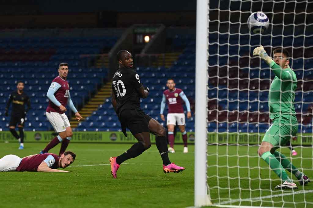 The Hammers lantas mampu berbalik memimpin pada menit ke-29 lewat gol kedua Antonio usai menyambut umpan silang Said Benrahma.