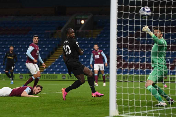 The Hammers lantas mampu berbalik memimpin pada menit ke-29 lewat gol kedua Antonio usai menyambut umpan silang Said Benrahma.