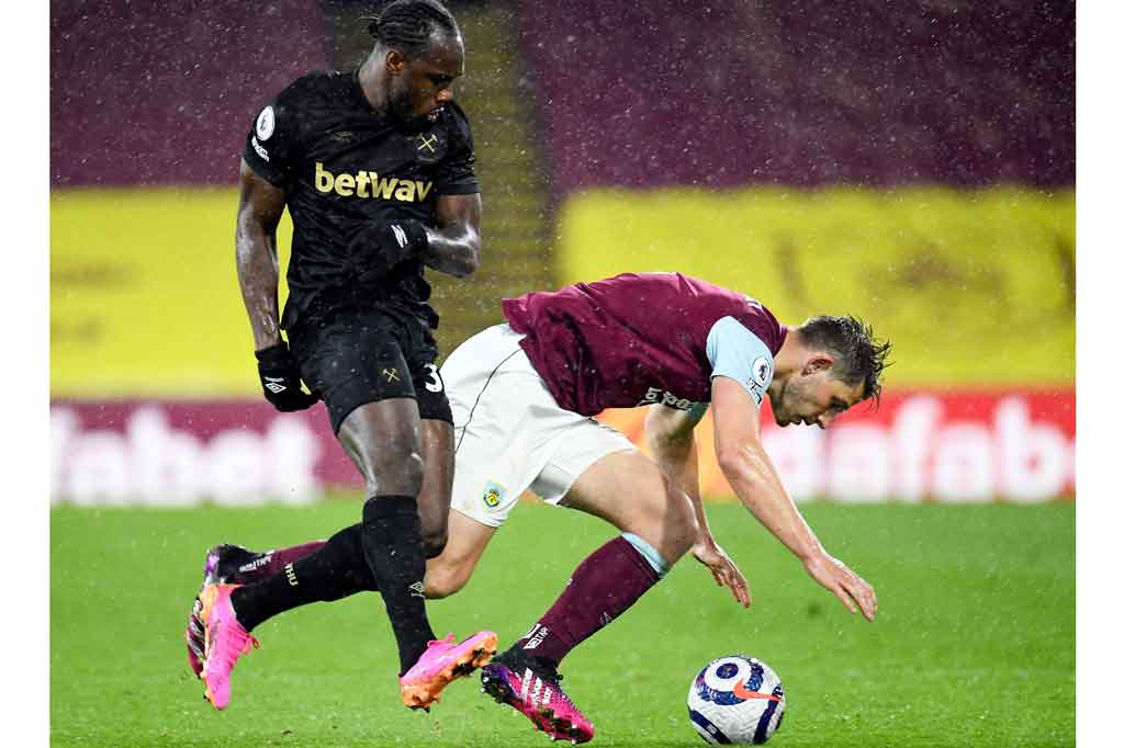 Di babak kedua West Ham masih menguasai jalannya pertandingan. Beberapa peluang didapat lagi lewat Antonio dan Benrahma, namun belum berbuah gol.