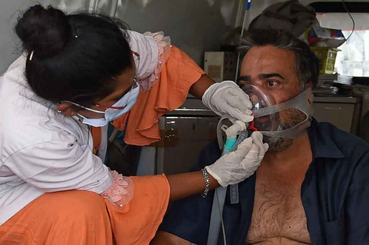 Total kasus Covid-19 di India melonjak melewati 20 juta pada hari Selasa, 4 Mei 2021, ketika pandemi terus mendatangkan malapetaka di rumah sakit negara itu.