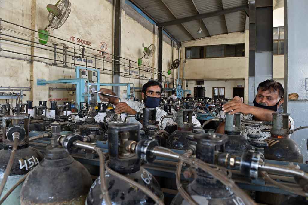 India telah menambahkan sekitar delapan juta kasus baru sejak akhir Maret dalam gelombang baru yang ganas yang disalahkan pada varian virus dan pemerintah telah mengizinkan sebagian besar kegiatan untuk dilanjutkan serta pertemuan keagamaan dan politik yang besar.